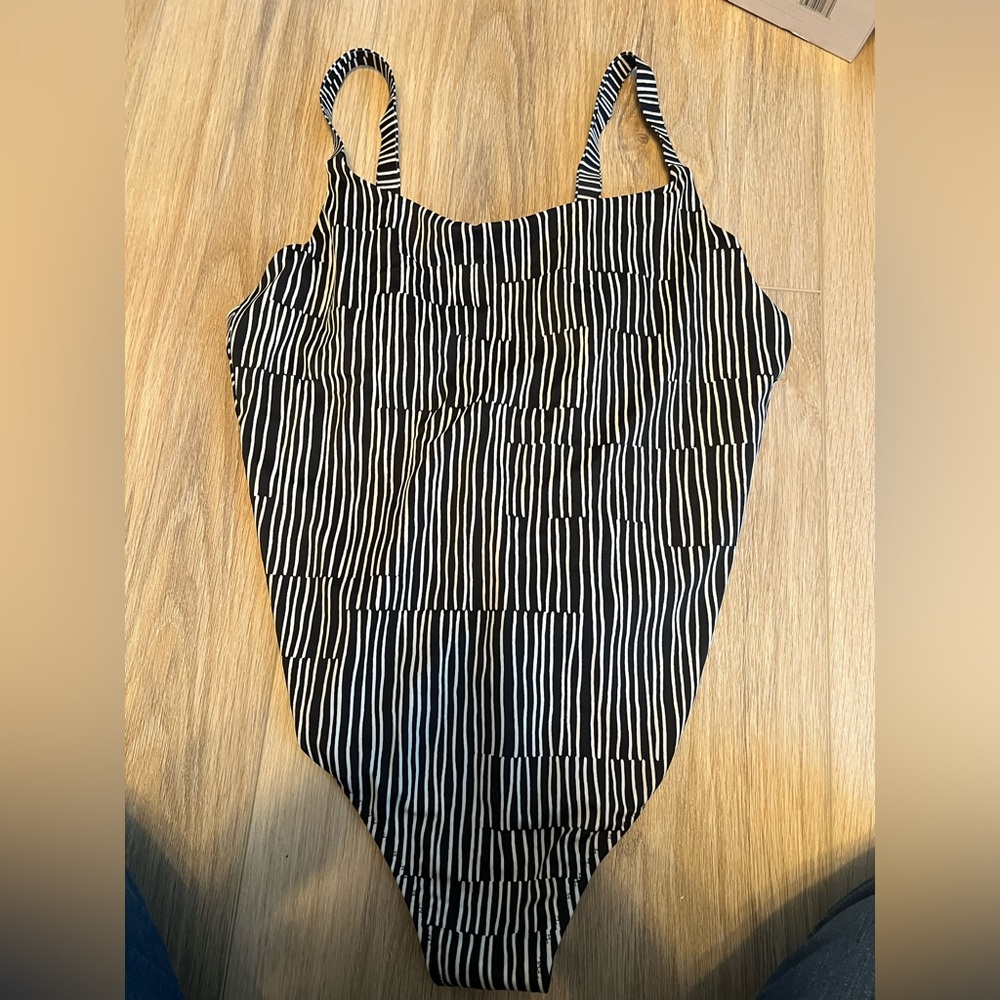 Athleta Women’s size large swimsuit Black and white